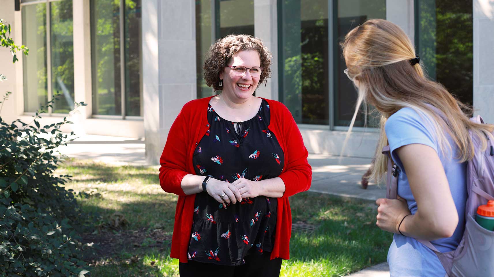 Advisor-visiting-outdoors-with-student